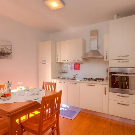 Canova Apartment *